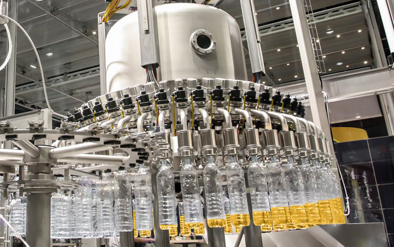 Weltleitmesse Drinktec, gezeigt wird eine Abfüllanlage für Getränke