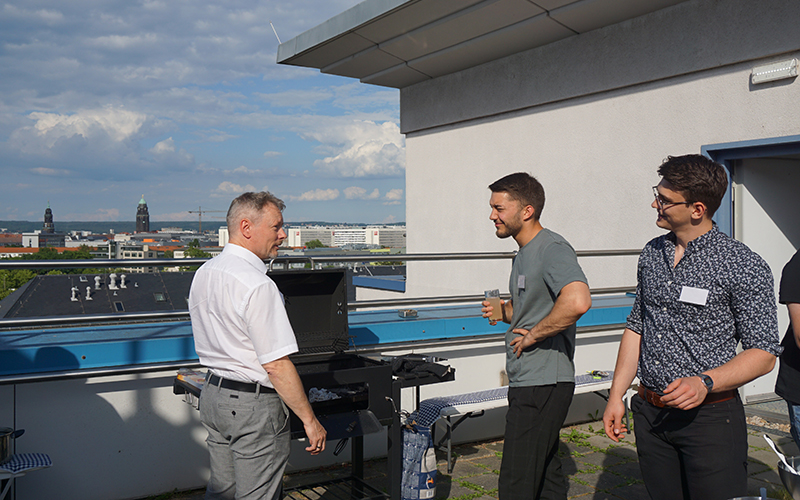 Entspannter Austausch auf ADVITECs Dachterrasse